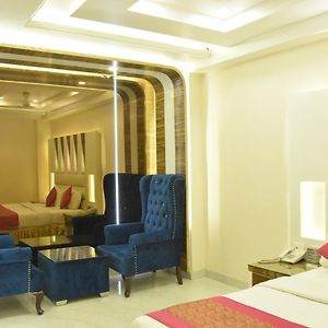 Aman Continental - 2Mins From Railway Station And 5 Mins From Metro